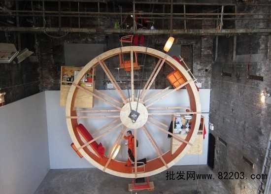 美艺术家住进巨型仓鼠滚轮 吃饭睡觉不离开