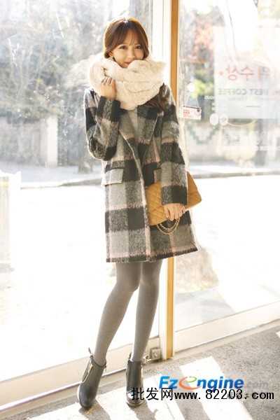长款毛呢大衣冬季心机搭 韩范儿十足服装店装修效果图